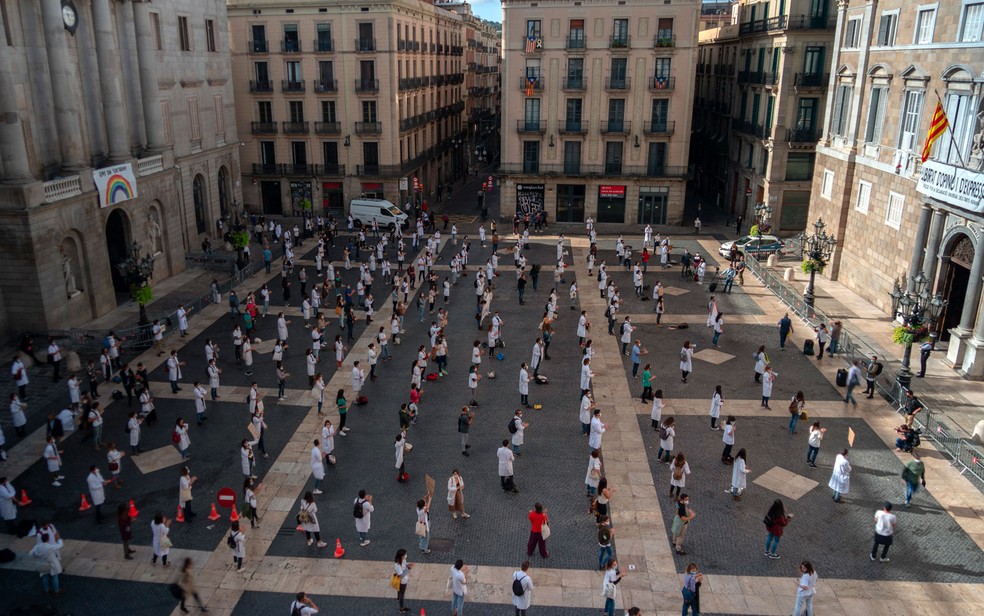  Residentes de medicina participam de protesto contra condições de trabalho em Barcelona, na terça-feira (20) — Foto: AP Photo/Emilio Morenatti