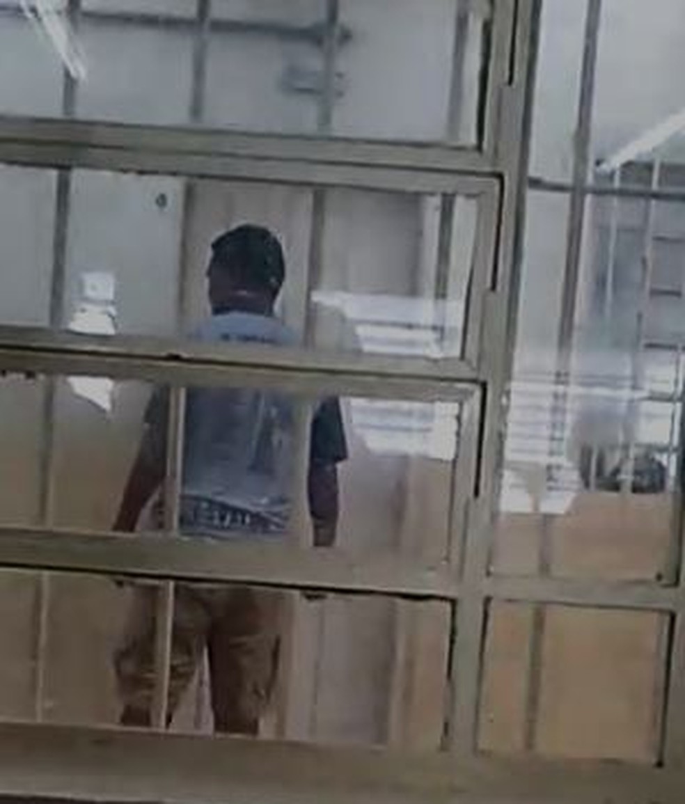 Adolescente tenta arrombar porta de sala de aula para agredir professora com faca, em uma escola de Jaú (SP). — Foto: Arquivo Pessoal 