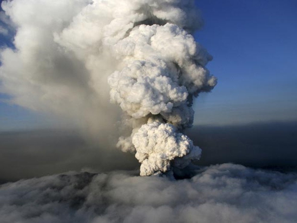 Em 2010, uma erupção do vulcão Eyjafjallajökull, na Islândia, gerou cinzas que cobriram vários quilômetros da atmosfera, o que levou ao fechamento do espaço aéreo em várias partes da Europa. No ano de 536 d.C, uma erupção provocou fome e queda de temperaturas na Europa, Oriente Médio e parte da Ásia — Foto: Reuters