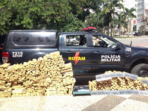 Dupla foi detida com 600 kg de maconha, placas de carros e pistola Goiânia Goiás (Foto: Reprodução/TV Anhanguera)