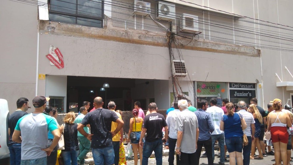Marquise desabou em shopping de Penápolis e atingiu pessoas — Foto: Arquivo Pessoal