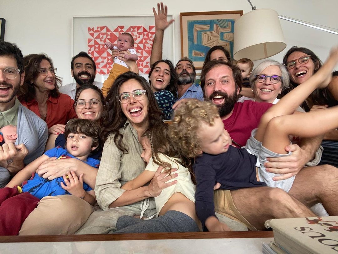 Giovanna Nader e Gregório Duvivier posam com Celeste e família e amigos (Foto: Reprodução Instagram)