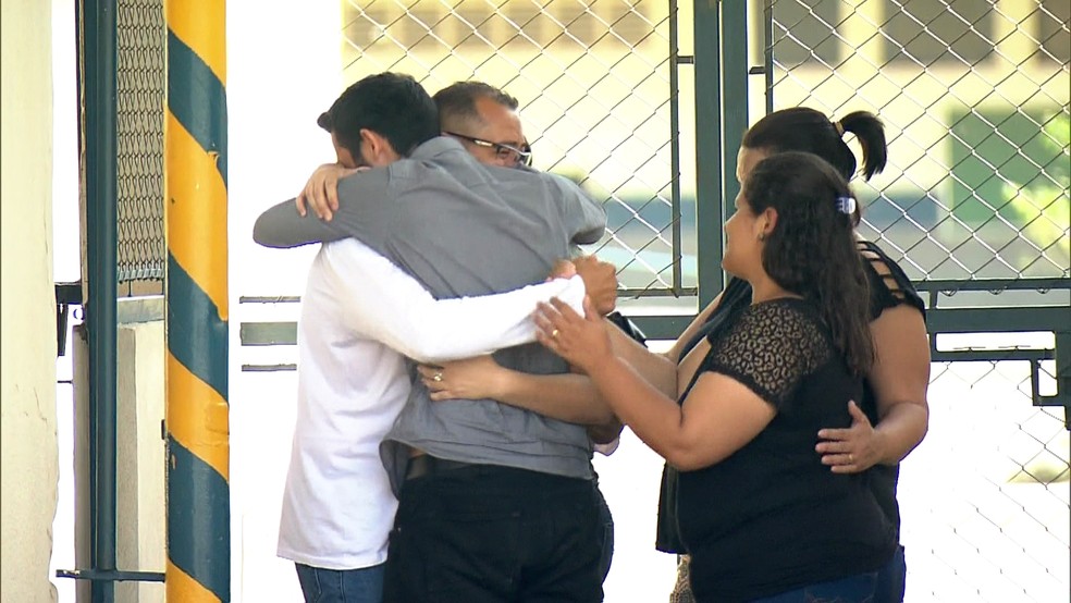 Família se abraça após liberdade de pai (Foto: Reprodução/GloboNews)