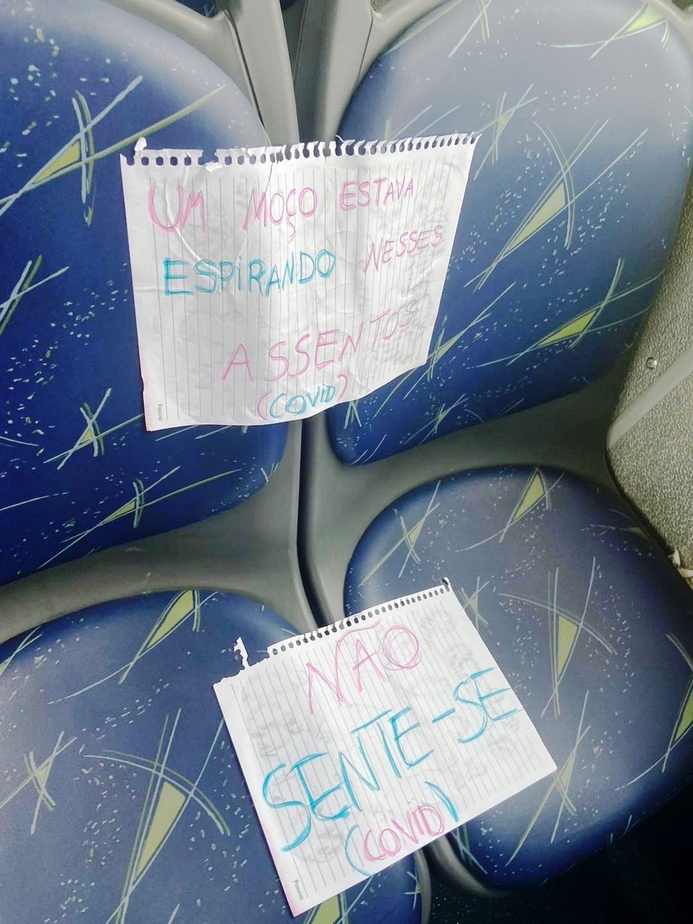 Aviso foi colado no banco de um ônibus em Praia Grande, SP — Foto: Reprodução/Praia Grande Mil Grau