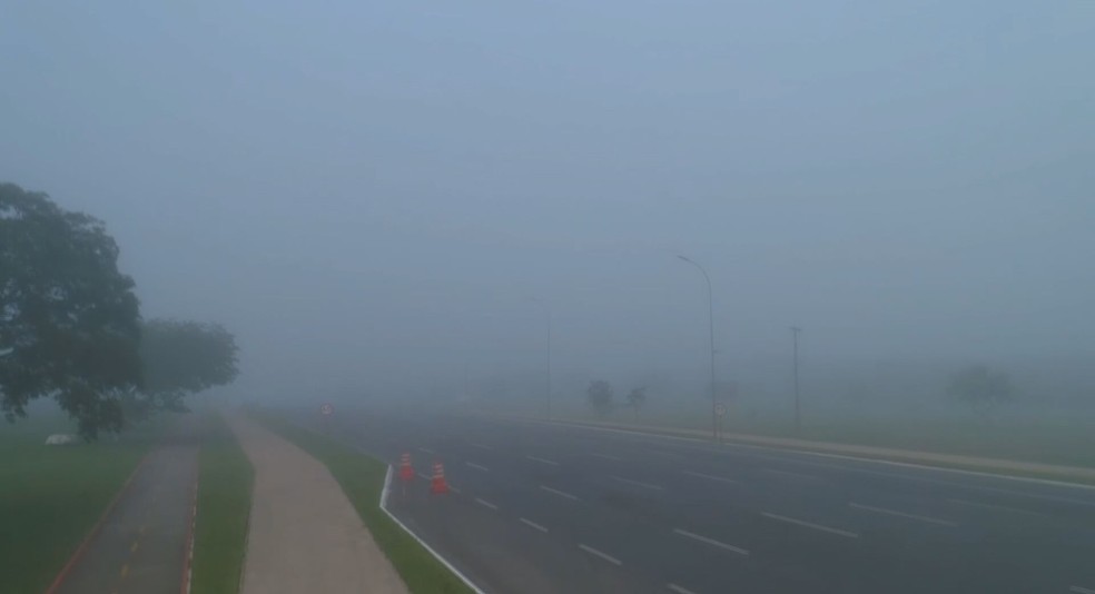 Nevoeiro encobre Eixo Monumental, em Brasília, nesta quarta-feira (5) — Foto: TV Globo/Reprodução
