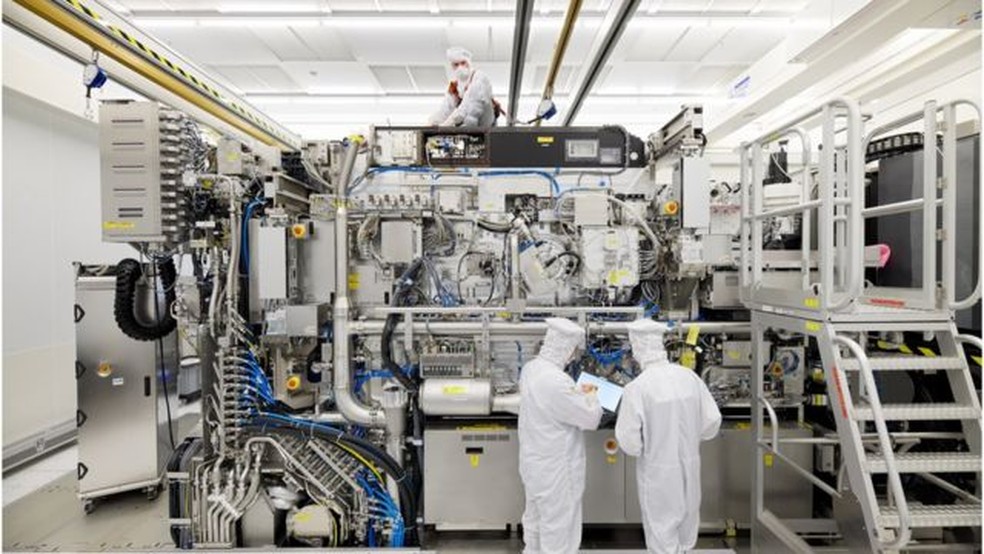 A m&aacute;quina NX3400 da ASML tem seu interior escondido por pain&eacute;is quando em uso &mdash; Foto: ASML
