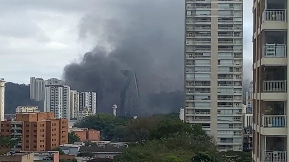 Incêndio em prédio comercial em São Paulo — Foto: Isabela Leite