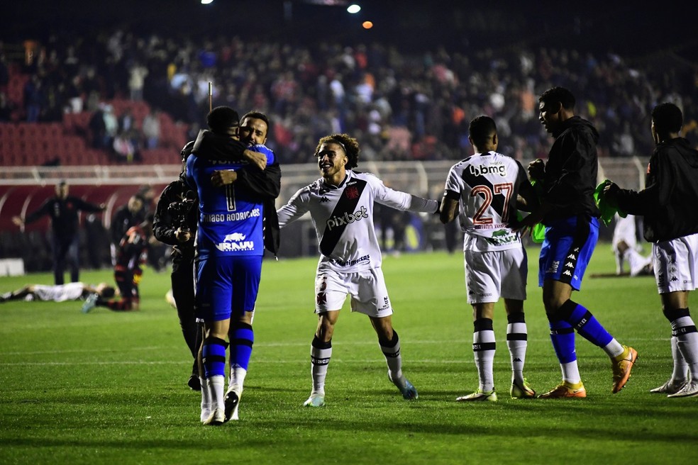 Jogadores do Vasco comemoram acesso na partida contra o Ituano � Foto: Marcos Ribolli