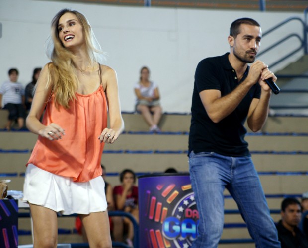 Raquel dança ao lado de Ricardo Pereira na audição (Foto: Domingão do Faustão / TV Globo)