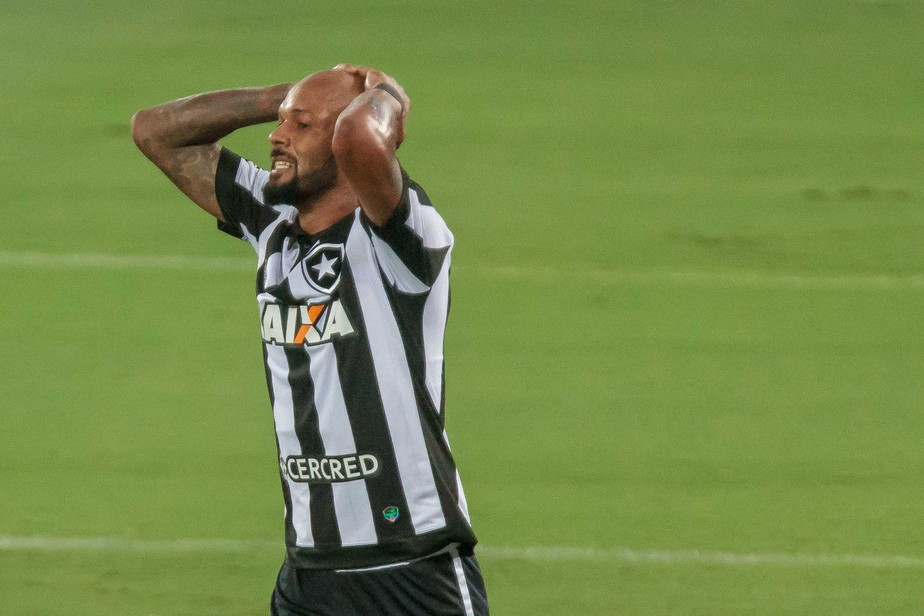 Vaias, revolta e gesto para torcida. Qual será o futuro de Bruno Silva no Botafogo?