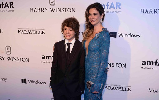 Luciana Gimenes com o filho