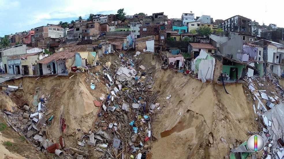 Em junho de 2014, trinta e seis casas foram engolidas por uma cratera aberta pelas chuvas no bairro de M&Atilde;&pound;e Lu&Atilde;&shy;za, em Natal  &acirc;Â€Â” Foto: Reprodu&Atilde;&sect;&Atilde;&pound;o/Inter TV Cabugi