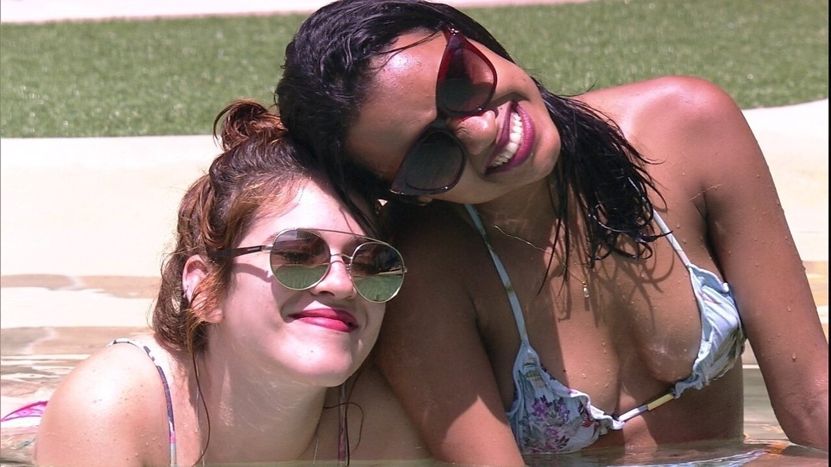 Gleici E Ana Clara Fazem Pose Na Piscina Agora Na Casa Gshow