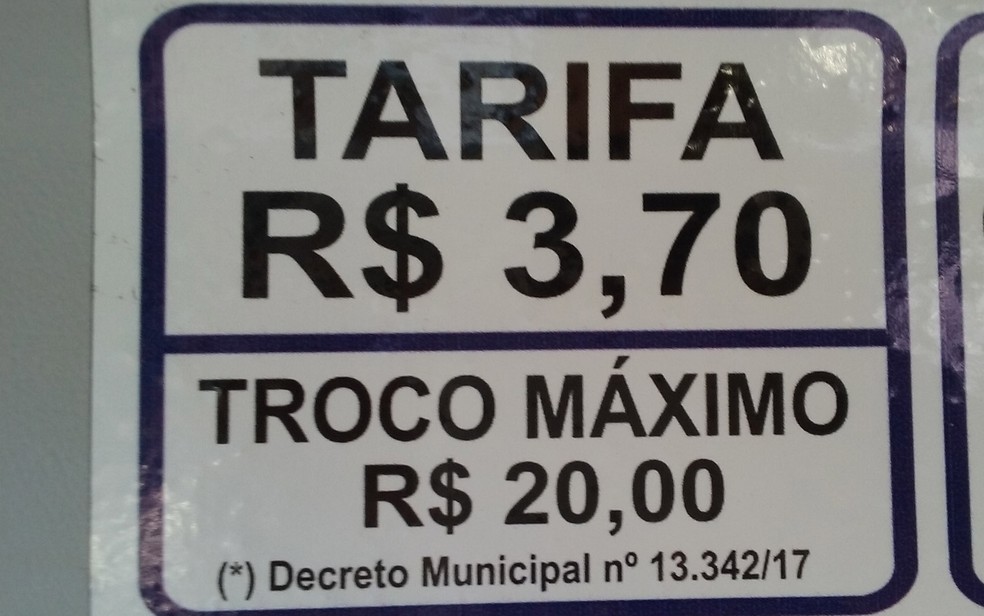 Novo valor da tarifa está fixado nos ônibus do transporte coletivo (Foto: Fernando da Mata/G1 MS)