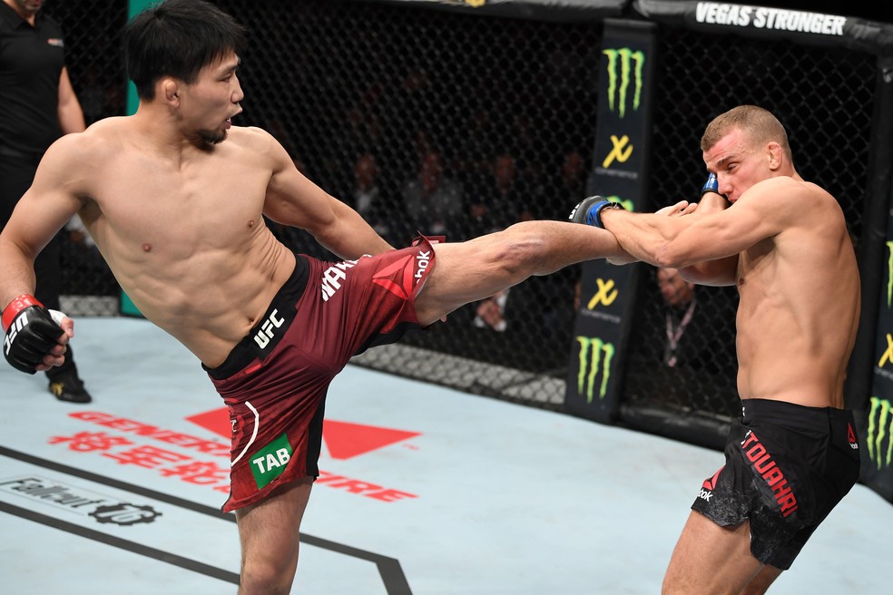 Keita Nakamura acerta um chute em Salim Touahri no UFC Adelaide — Foto: Getty Images
