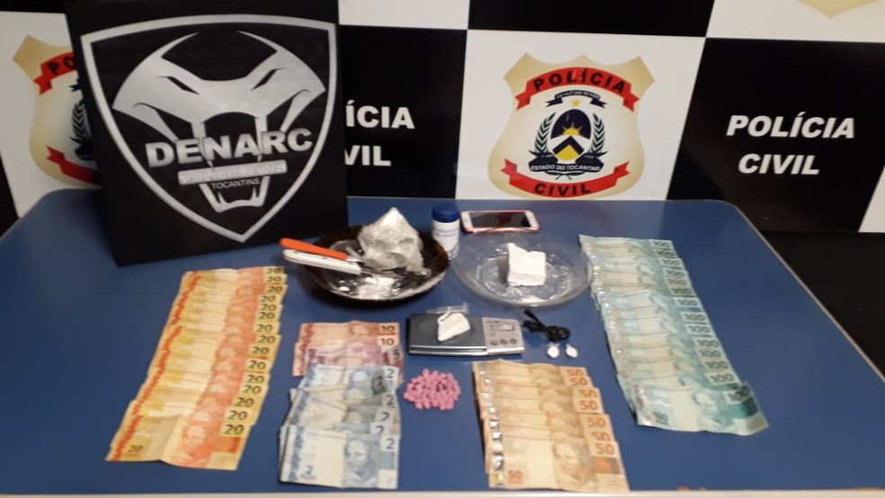 Drogas e dinheiro vivo foram localizados no bar que tinha shows de striptease — Foto: Divulgação/Denarc