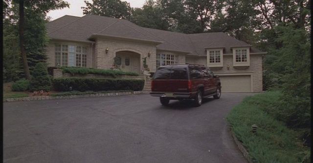 Tony Soprano chegando de caminhonete em casa na abertura da série (Foto: reprodução)