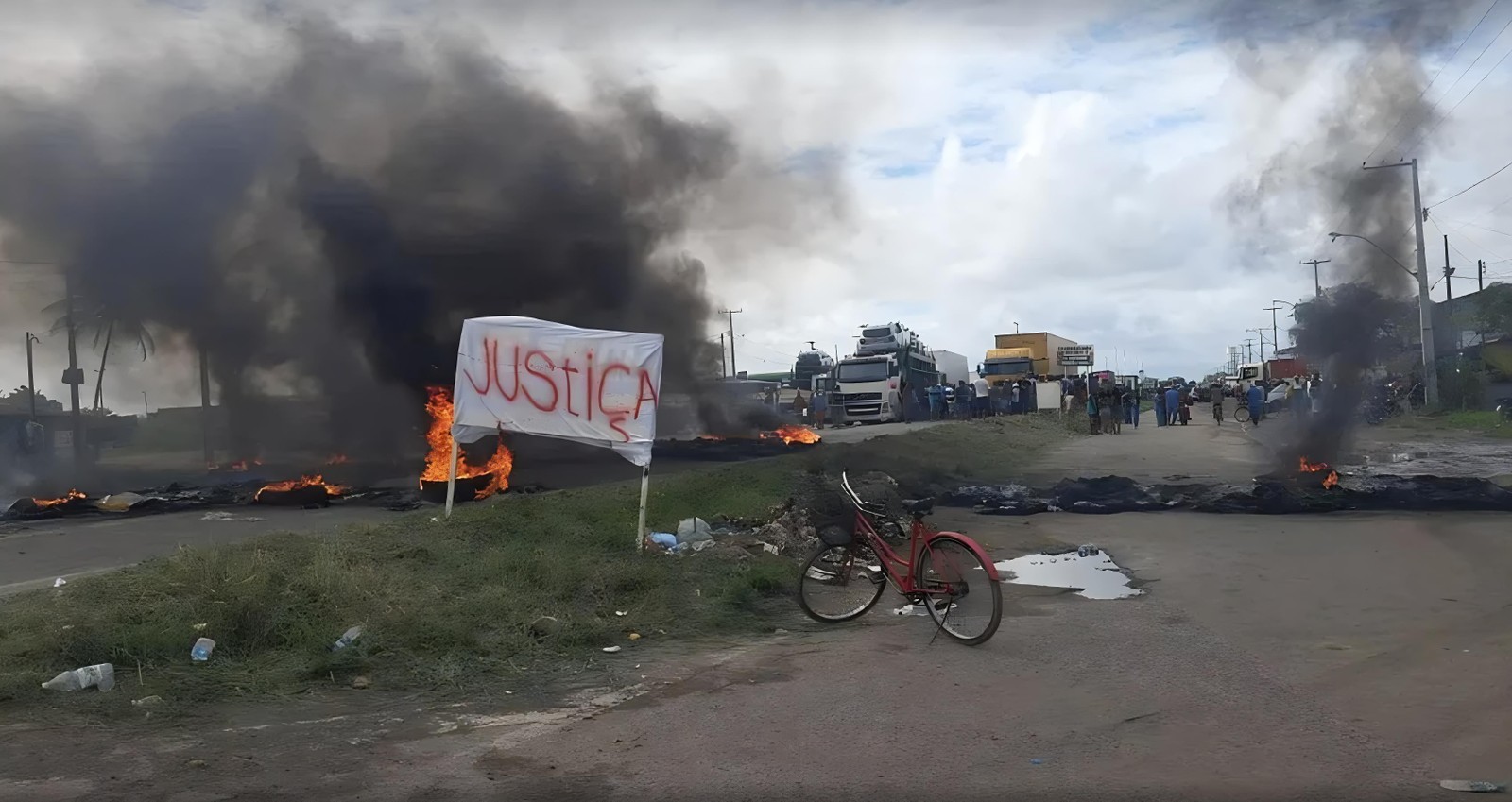 Manifestantes pedem justiça por Genivaldo de Jesus Santos, morto em ação da PRF — Foto: Anderson Barbosa/TV Sergipe