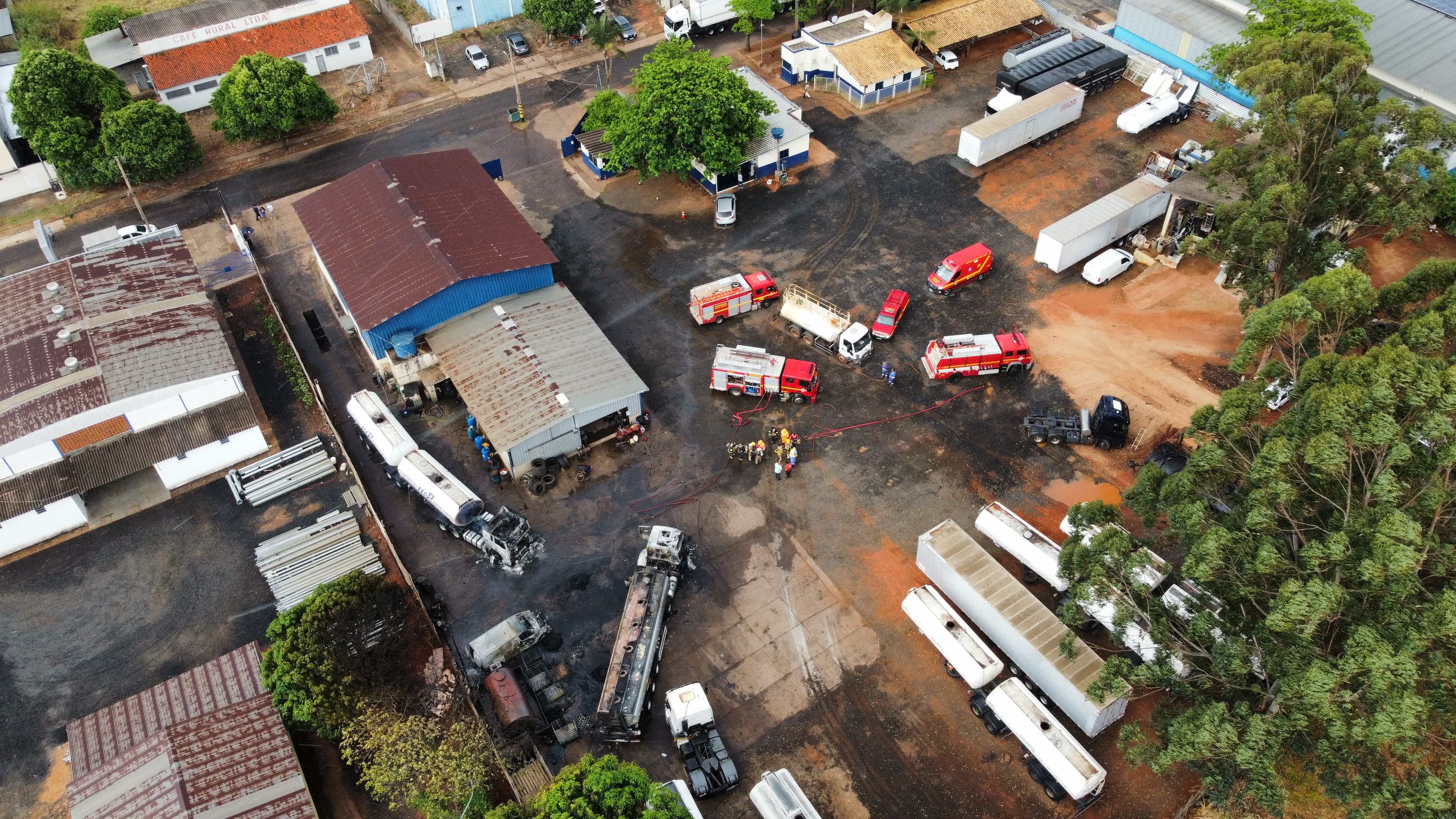 VÍDEO: Carretas pegam fogo em pátio do Distrito Industrial em Uberlândia