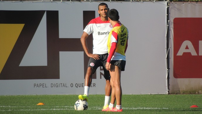 Ernando treino após ter sofrido choque com jogador do Atlético-PR (Foto: Paula Menezes/GloboEsporte.com)
