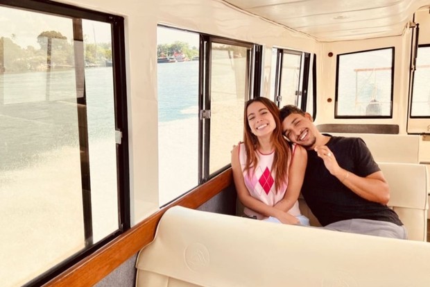Anitta com amigo em viagem (Foto: Reprodução/Instagram)