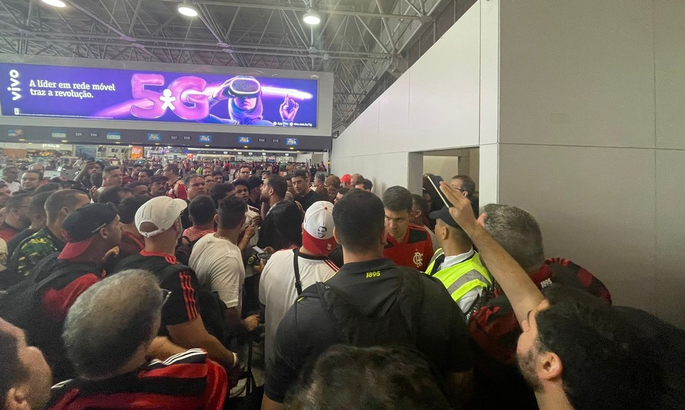 Torcedores do Flamengo se aglomeram no Aeroporto do Gale&atilde;o &mdash; Foto: Juliano Lima