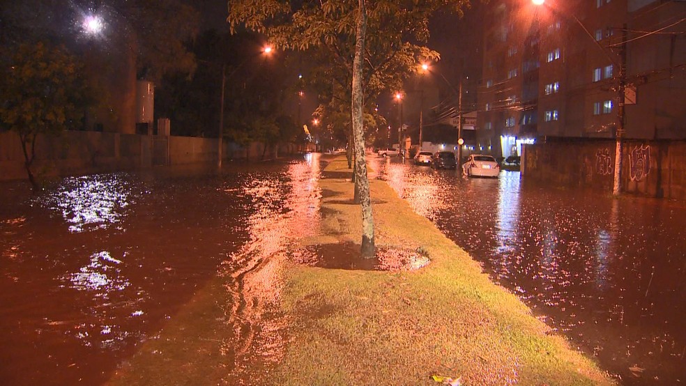 Alagamento em ruas do bairro Bento Ferreira, em VitÃ³ria (Foto: Manoel Neto/ TV Gazeta)