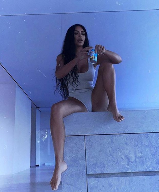 No banheiro, Kim Kardashian posa ao lado da pia (Foto: Instagram/Reprodução)
