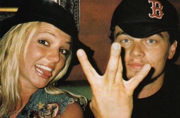 Britney Spears e Leonardo DiCaprio em foto antiga publicada pela cantora (Foto: Twitter)