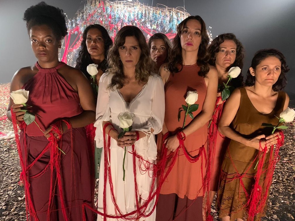 Georgiana posa com as mulheres do clipe 'É Abusivo' do 'Tá no Ar' — Foto: Arquivo Pessoal Cris Carneiro