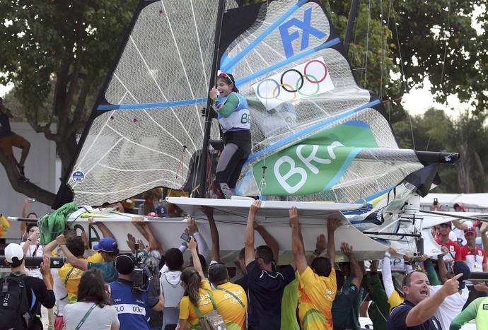 Barco brasileiro de  Martine Grael (BRA) é erguido pela torcida na vela (Foto: REUTERS/Benoit Tessier )