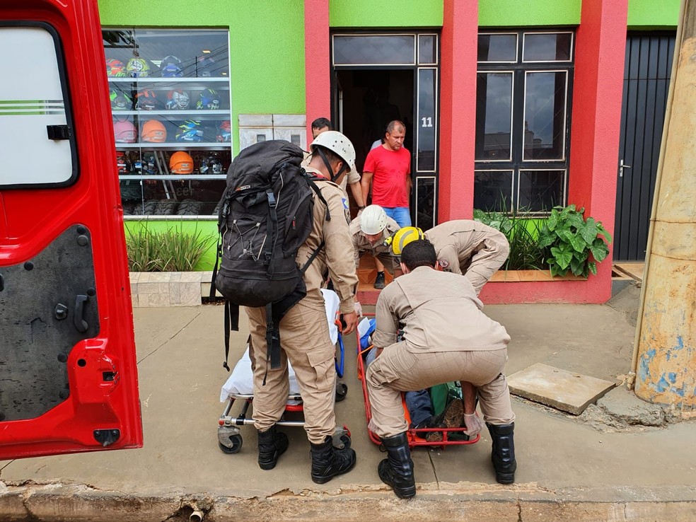 Bombeiros socorreram a vítima que morreu — Foto: Corpo de Bombeiros-MT