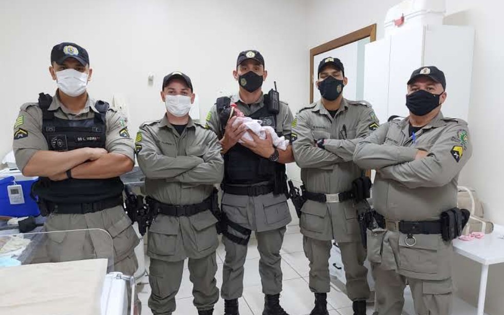 Bebê é encontrada abandonada com cordão umbilical em obra em Cristalina, Goiás — Foto: Divulgação/Polícia Militar