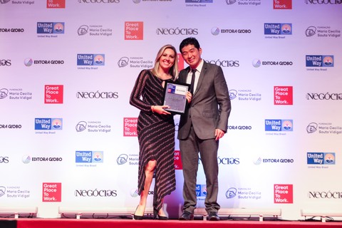 Quem recebeu o prêmio pela Allog International Transport foi Luciana Adamis Oliveira, Diretora de Marketing