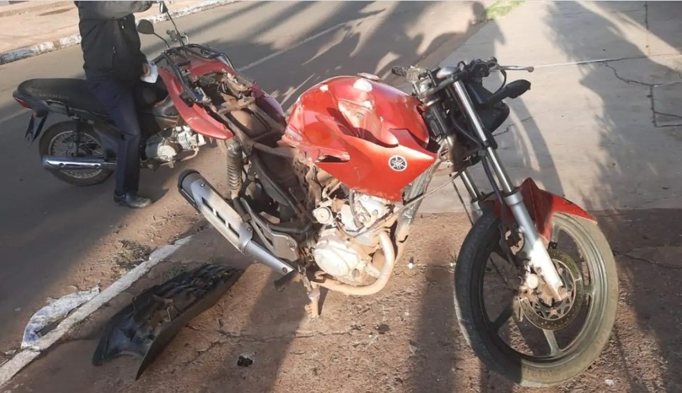 Moto ficou completamente destruída com a batida  — Foto: Reprodução