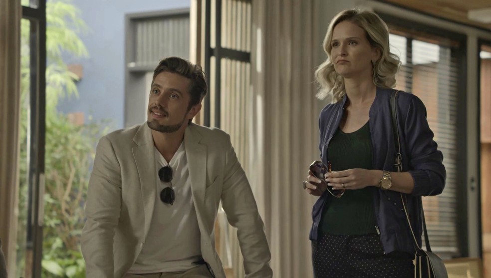 O casal de chantagistas faz proposta inusitada à milionária (Foto: TV Globo)