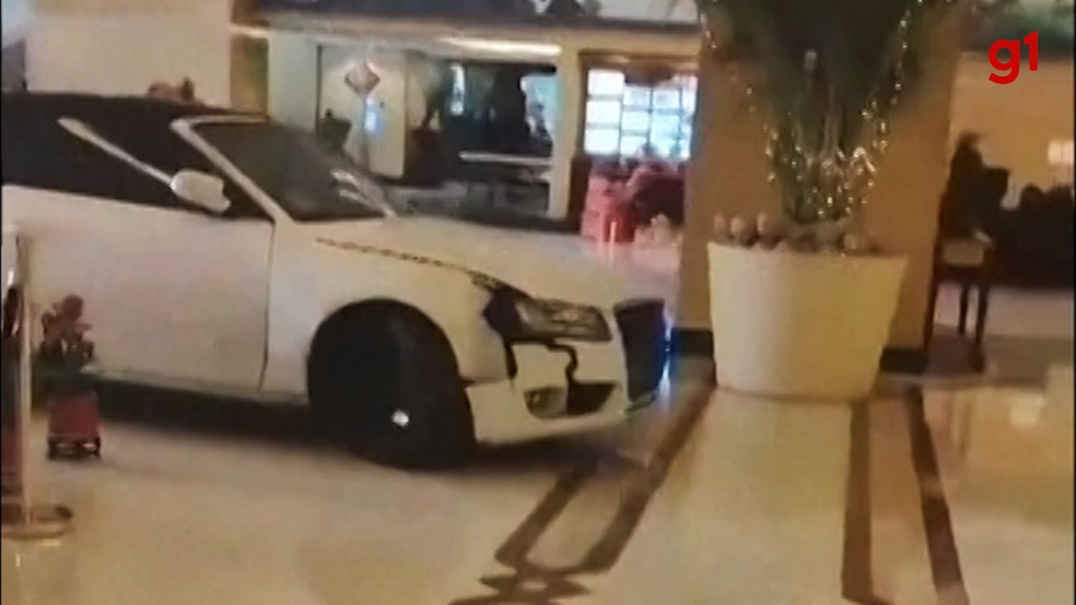 Hóspede invade hotel de luxo na China e anda pelo saguão de carro — Foto: Reprodução/Reuters
