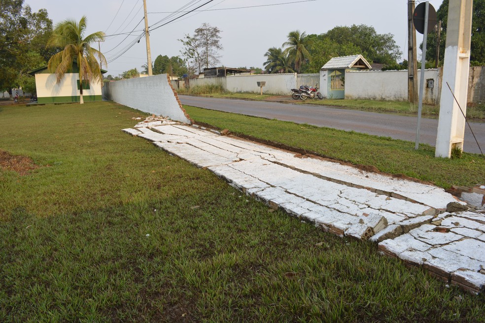 Muro da Rede Amazônica Ariquemes caiu no temporal (Foto: Diêgo Holanda/G1)