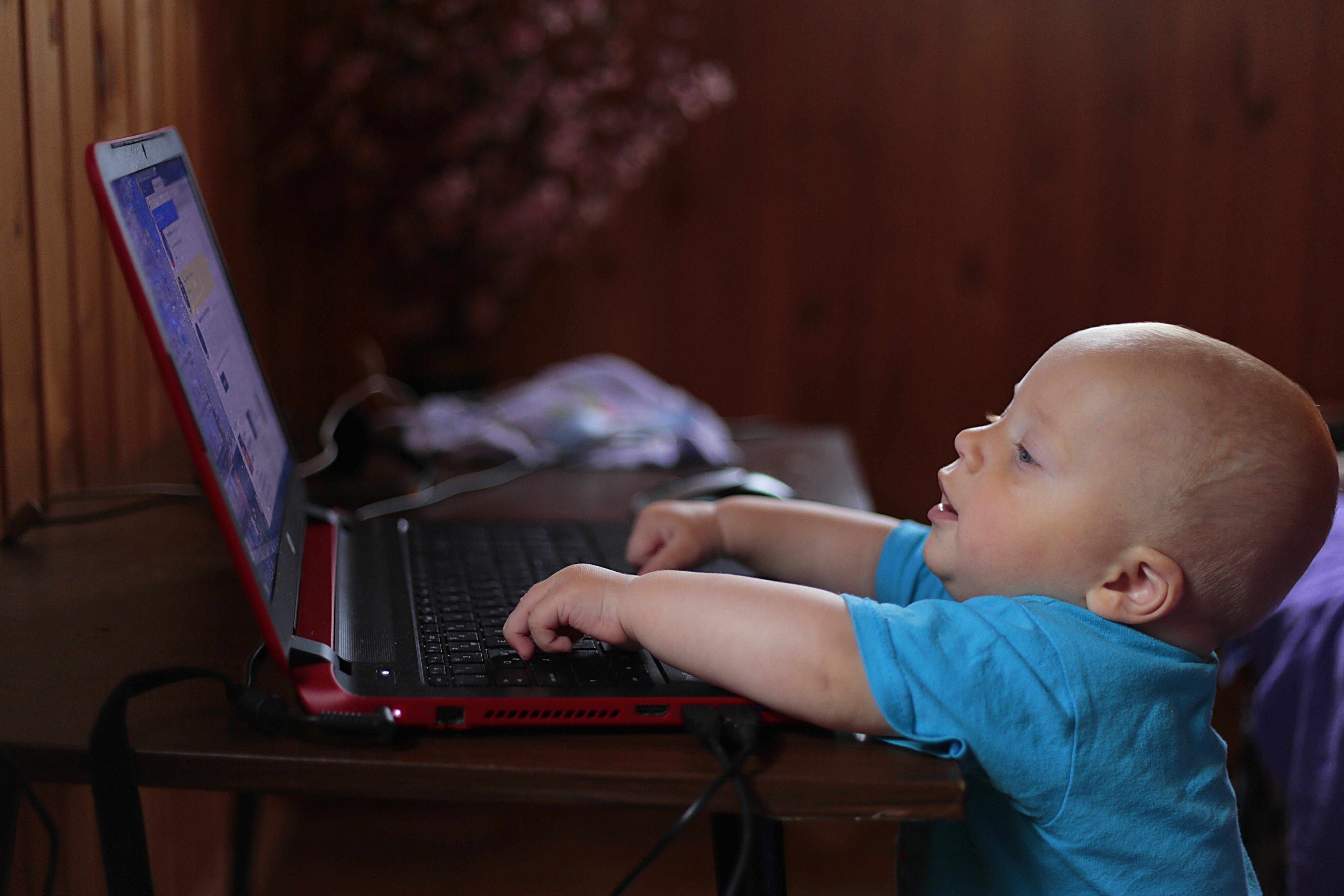 Boy Wearing Blue T Shirt Using Black Laptop Computer in a Dim Lighted Scenario (Foto: Pexels)