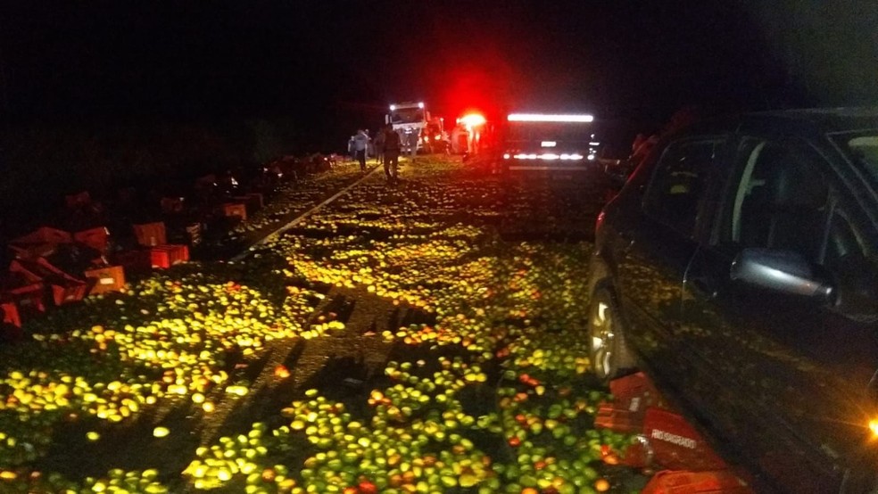 Carga de tomate ficou espalhada na rodovia, em Itararé, após acidente com seis veículos; motorista da carreta morreu — Foto: Arquivo Pessoal