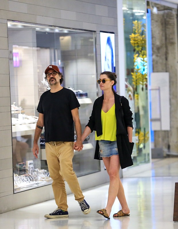 Aline Moraes aproveita passeio no shopping com o marido  (Foto:  Victor Chapetta - Agnews)