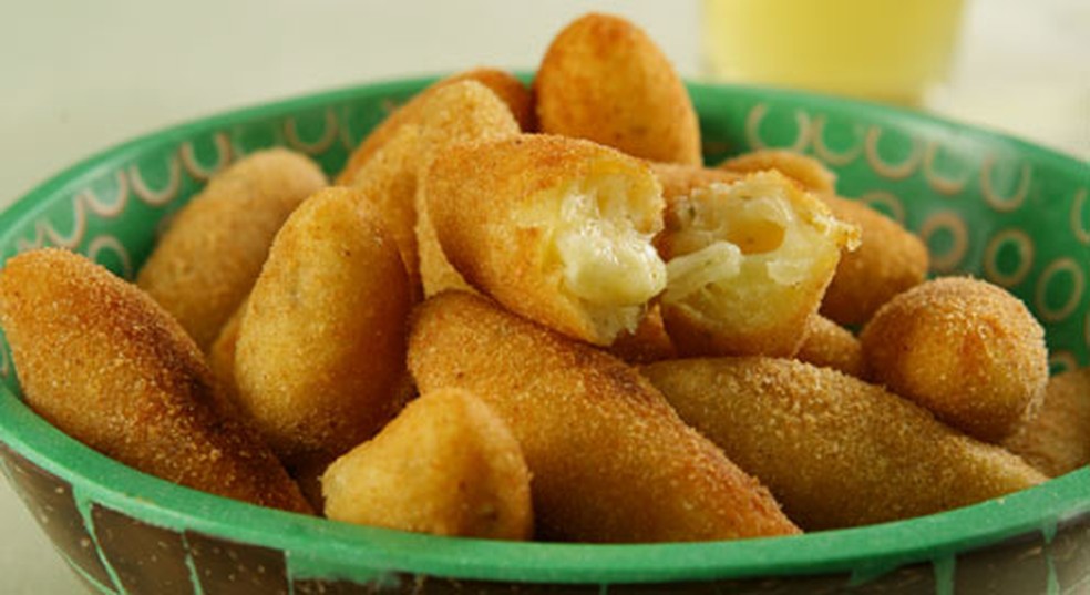 Bolinho de mandioca e queijo Receitas Gshow Gshow