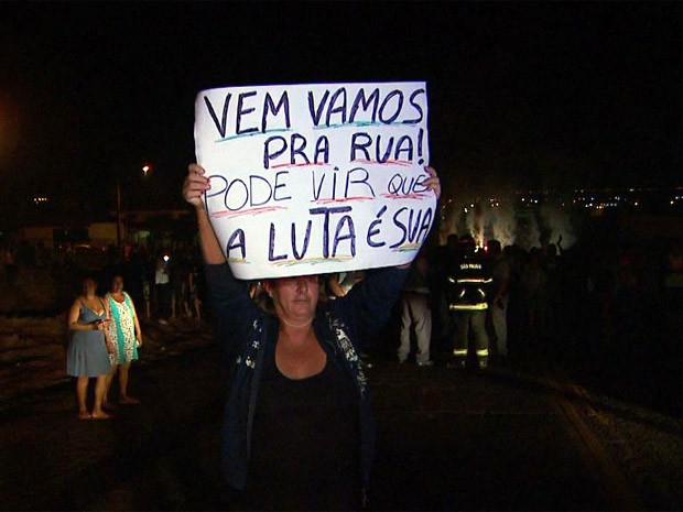 Moradores protestam por melhores condições em rodovia de acesso a Jardinópolis (Foto: Reprodução EPTV)