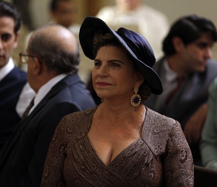 Mãe de Flávia Alessandra como figurante do casamento de Sandra em 'Êta Mundo Bom!' (Foto: Pedro Carrilho/Gshow)