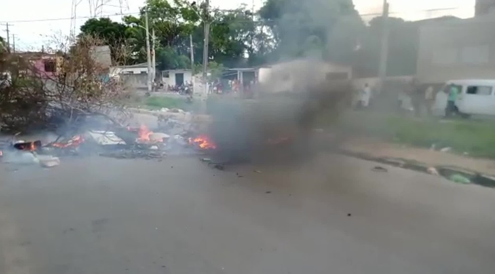 Protesto é realizado em Olinda nesta segunda-feira (31) devido à falta de energia elétrica em cidades do Grande Recife — Foto: Reprodução/TV Globo