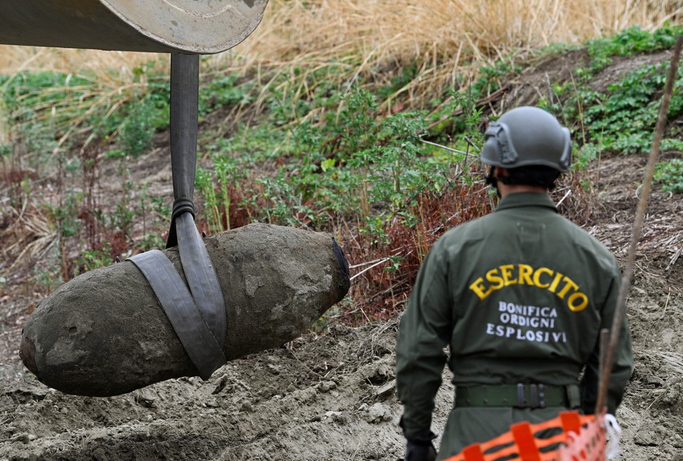 Bomba da segunda guerra mundial é encontrada na beira do rio Pó, na Itália — Foto: Flavio Lo Scalzo/REUTERS