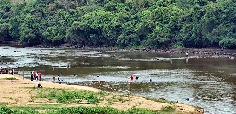 Corpo de Bombeiros de Pirassununga encontra corpo de adolescente que se afogou no Rio Mogi Guaçu — Foto: Luis Fernando Mazzi