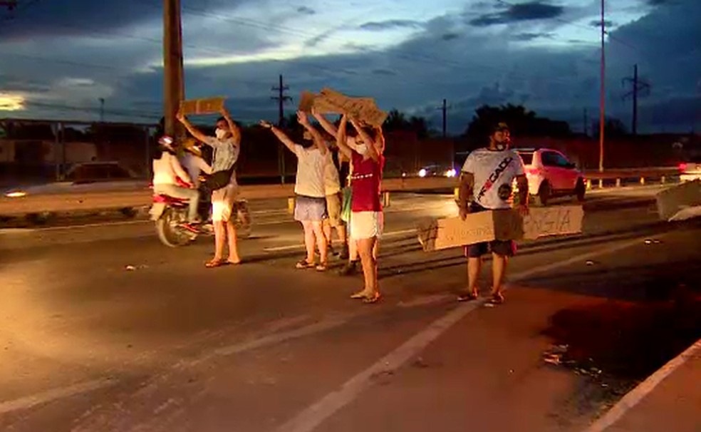 Ato interditou parcialmente a BR-210 na Zona Norte de Macapá — Foto: Rede Amazônica/Reprodução