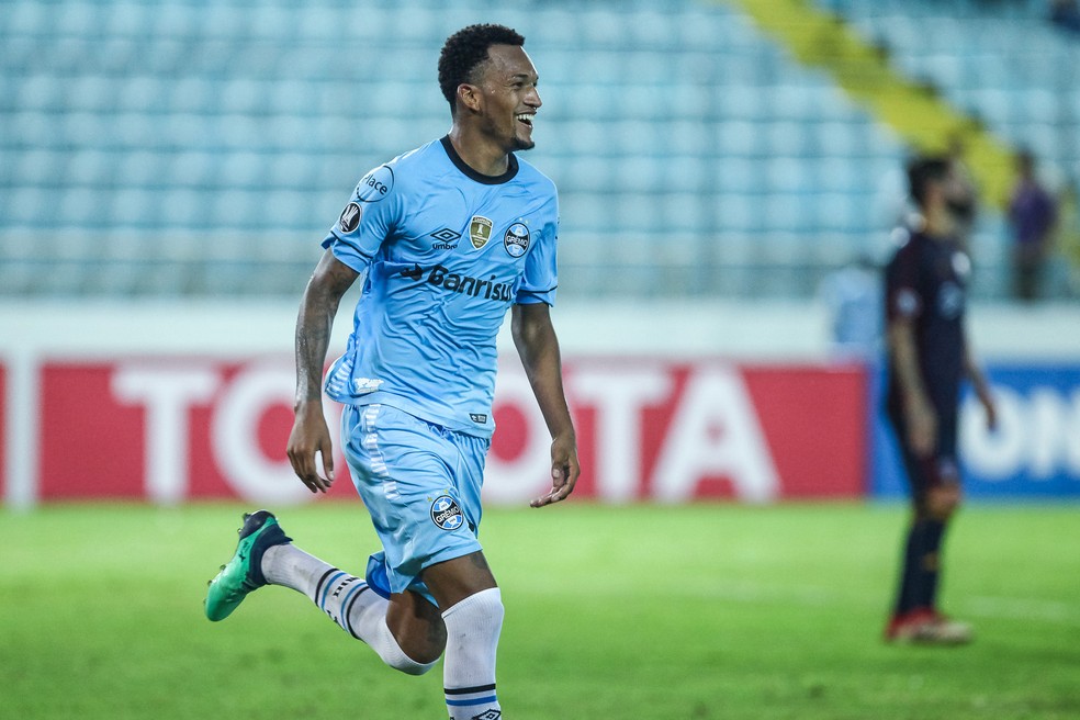 Jailson deve assinar por quatro anos com o Santos (Foto: Lucas Uebel / Grêmio, DVG)