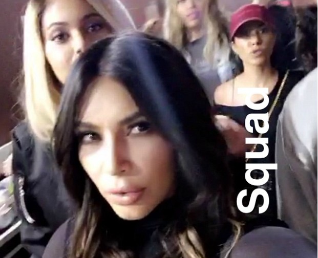 Kim Kardashian e irmãs vão à show de Justin Bieber (Foto: Reprodução/Snapchat)